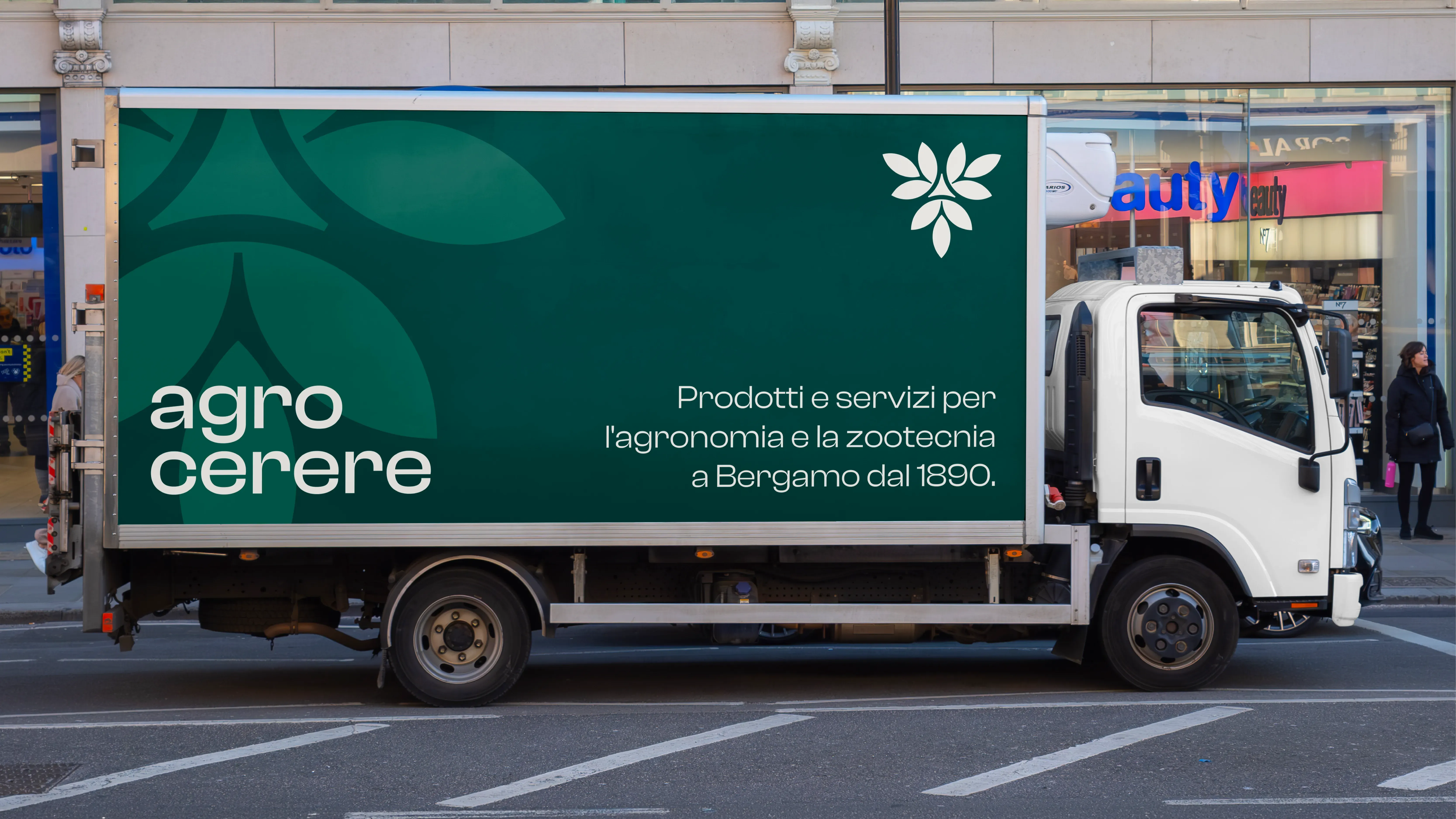 Applicazione del brand Agrocerere su furgone aziendale con grafica coordinata per flotta veicoli