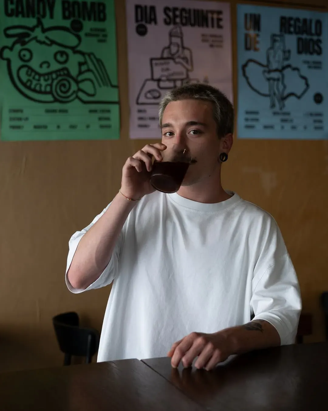 Designer grafico al lavoro nello studio creativo Amedani a Brescia durante lo sviluppo di un logo