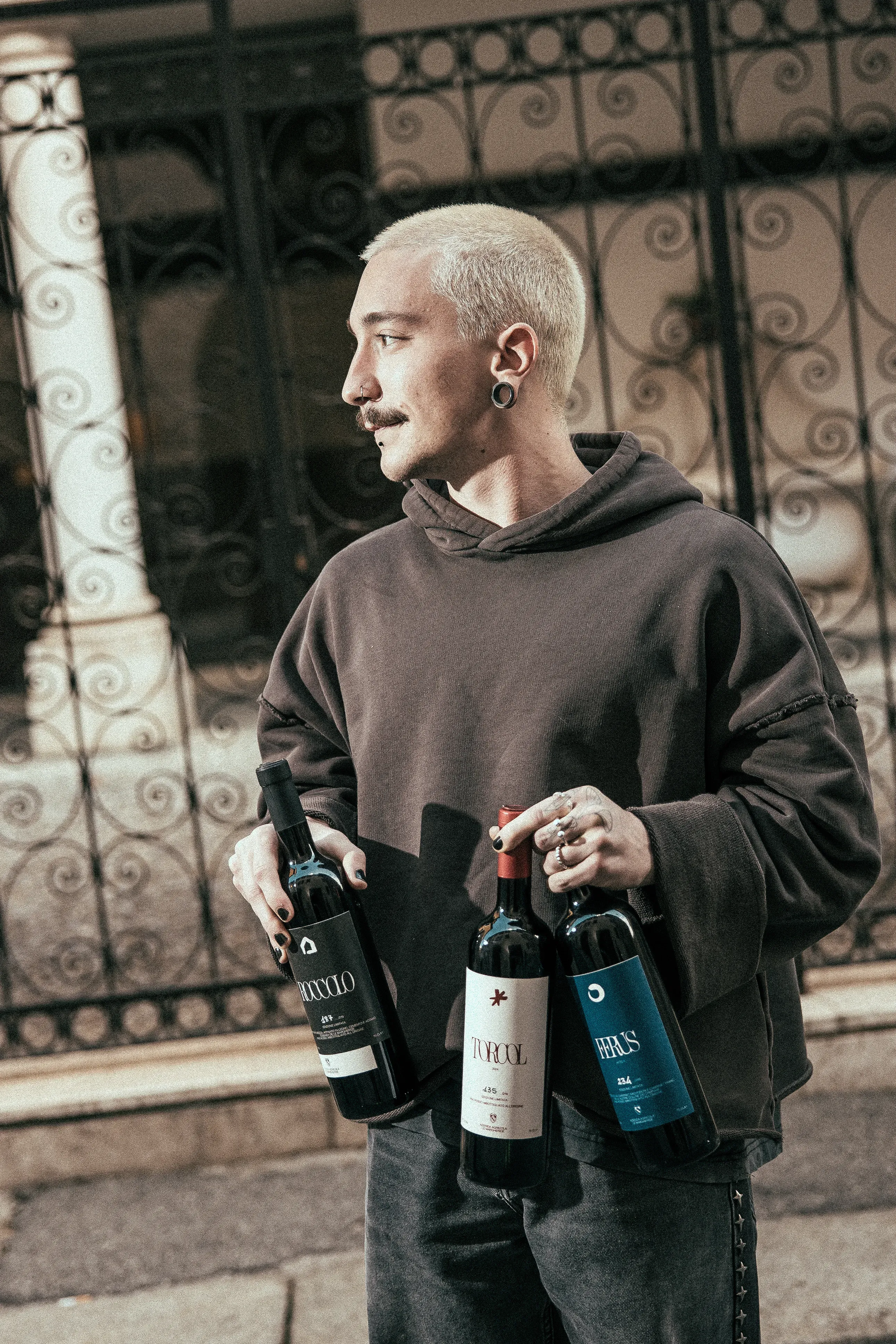 Etichetta vino Il Ferus di Le Margheride con design blu e illustrazione del deposito della botte