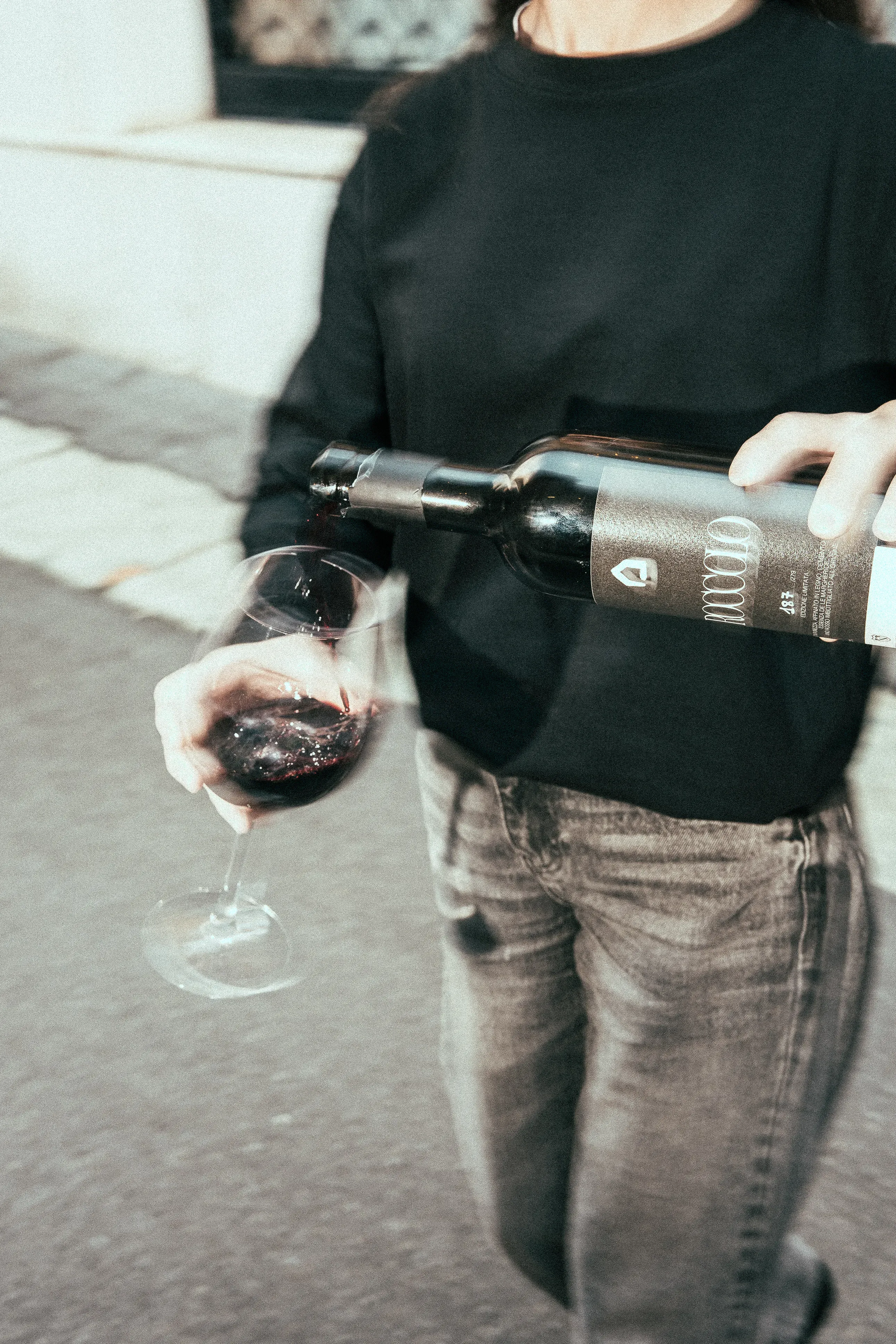 Etichetta vino Il Roccolo di Le Margheride con illustrazione della casa collinare su fondo nero