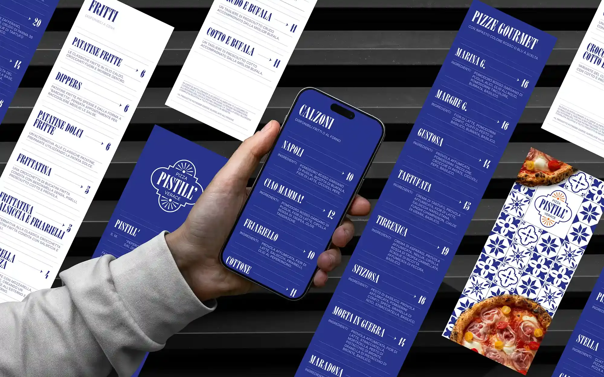 Menù cartacei e digitali di Pistill' in blu e bianco, con titoli graziati, per la pizzeria napoletana di Pordenone