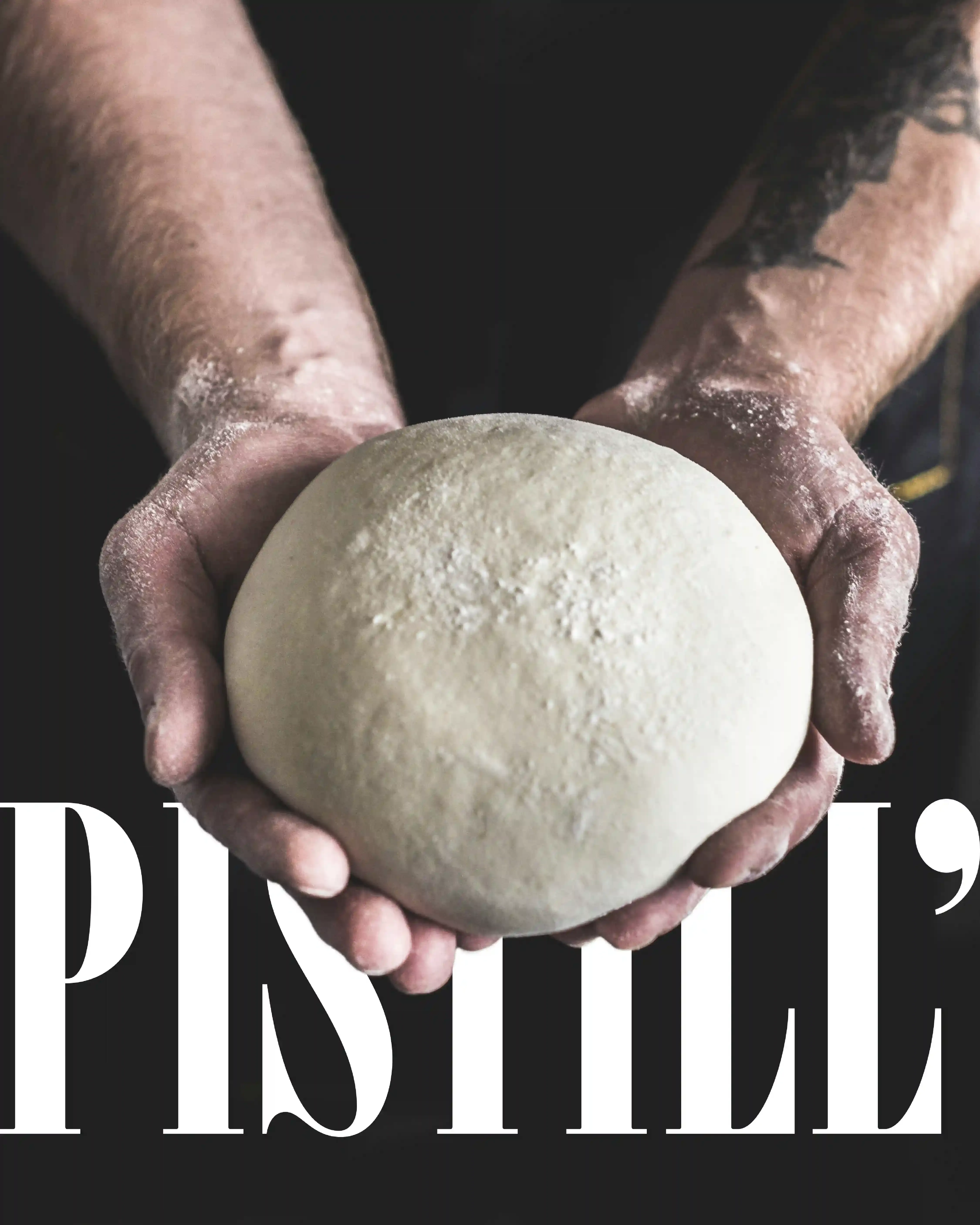 Mani infarinate di un pizzaiolo reggono un panetto di pizza verace napoletana sopra la scritta Pistill'