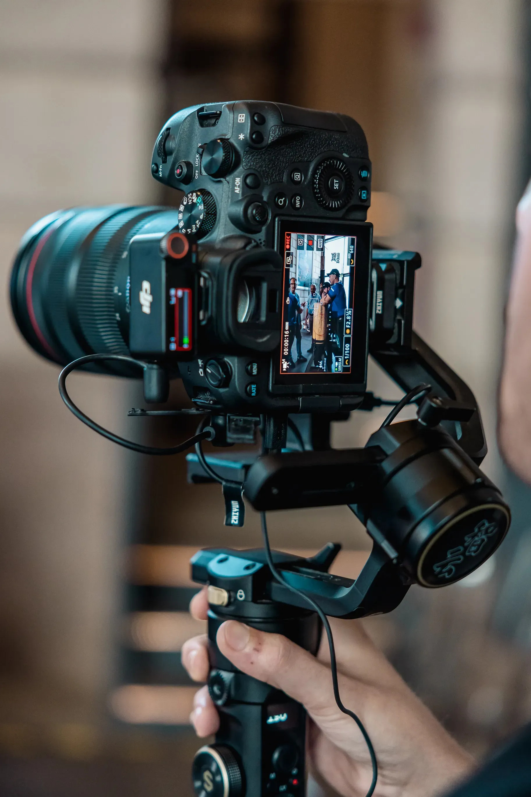 Produzione video aziendale con videocamera su gimbal durante riprese professionali per marketing