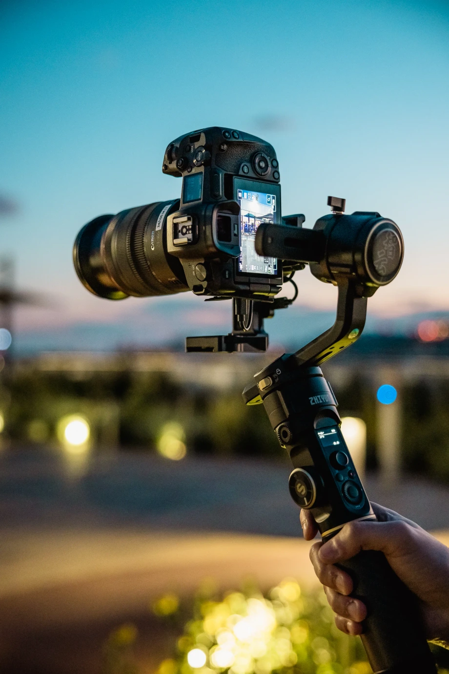 Set di produzione video aziendale con attrezzatura professionale per riprese corporate