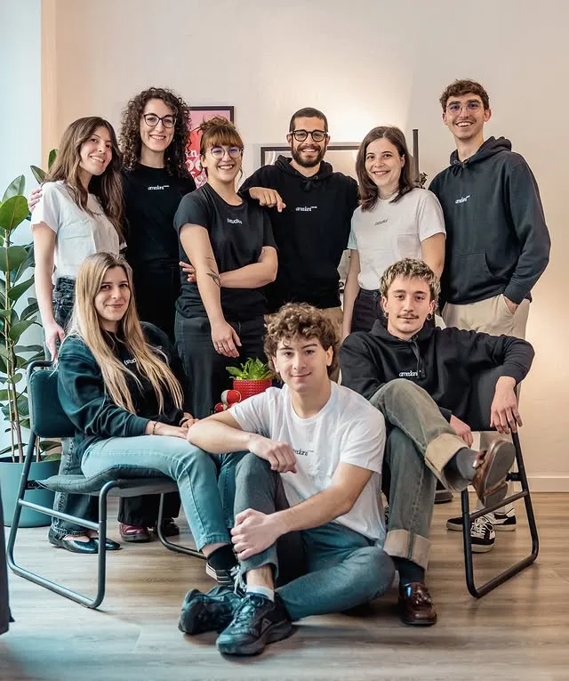Il team di Amedani Studio al completo - agenzia creativa e studio di comunicazione a Brescia