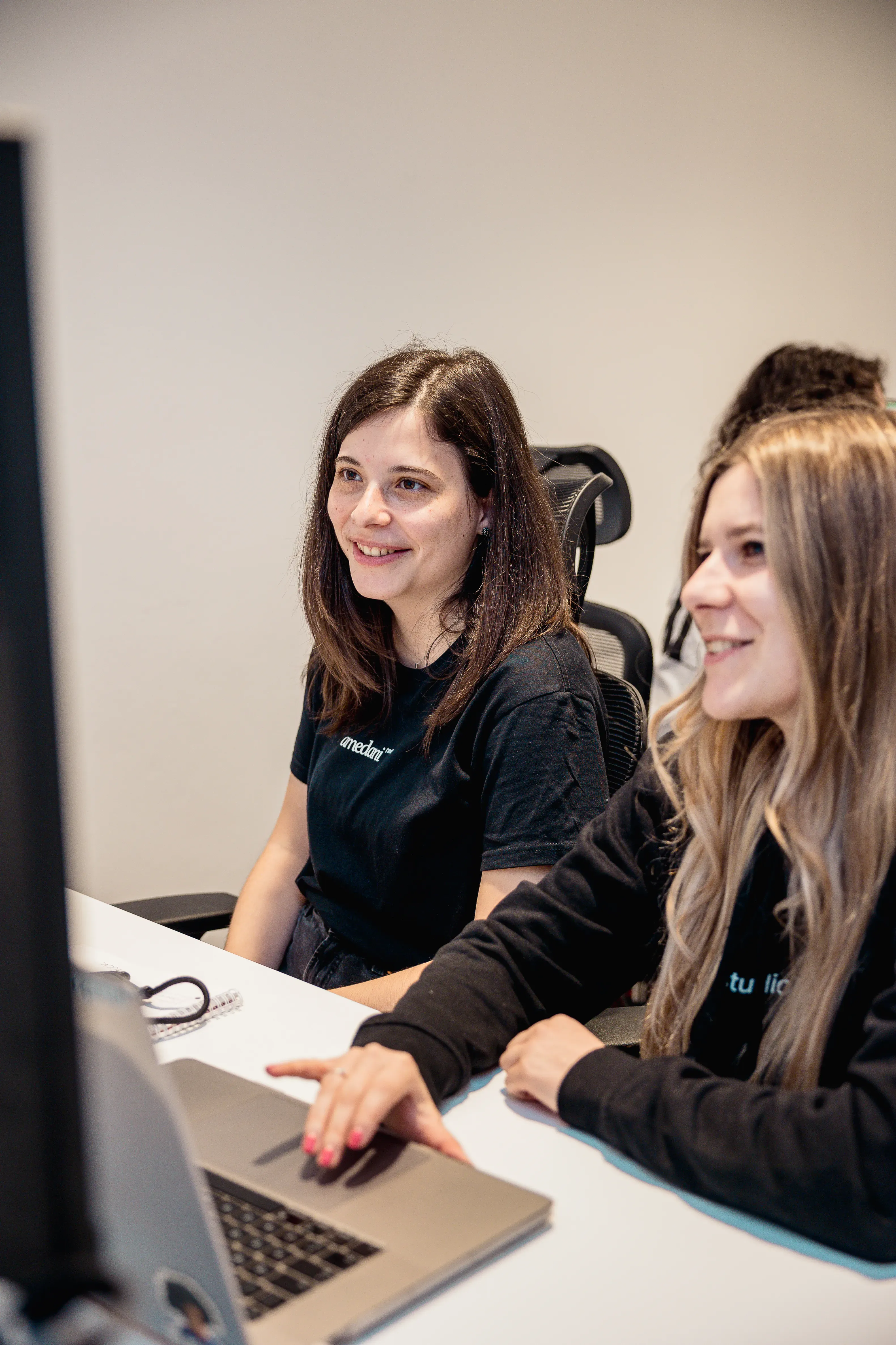Il team femminile di Amedani Studio al lavoro sulla visione strategica per il posizionamento digitale dei clienti