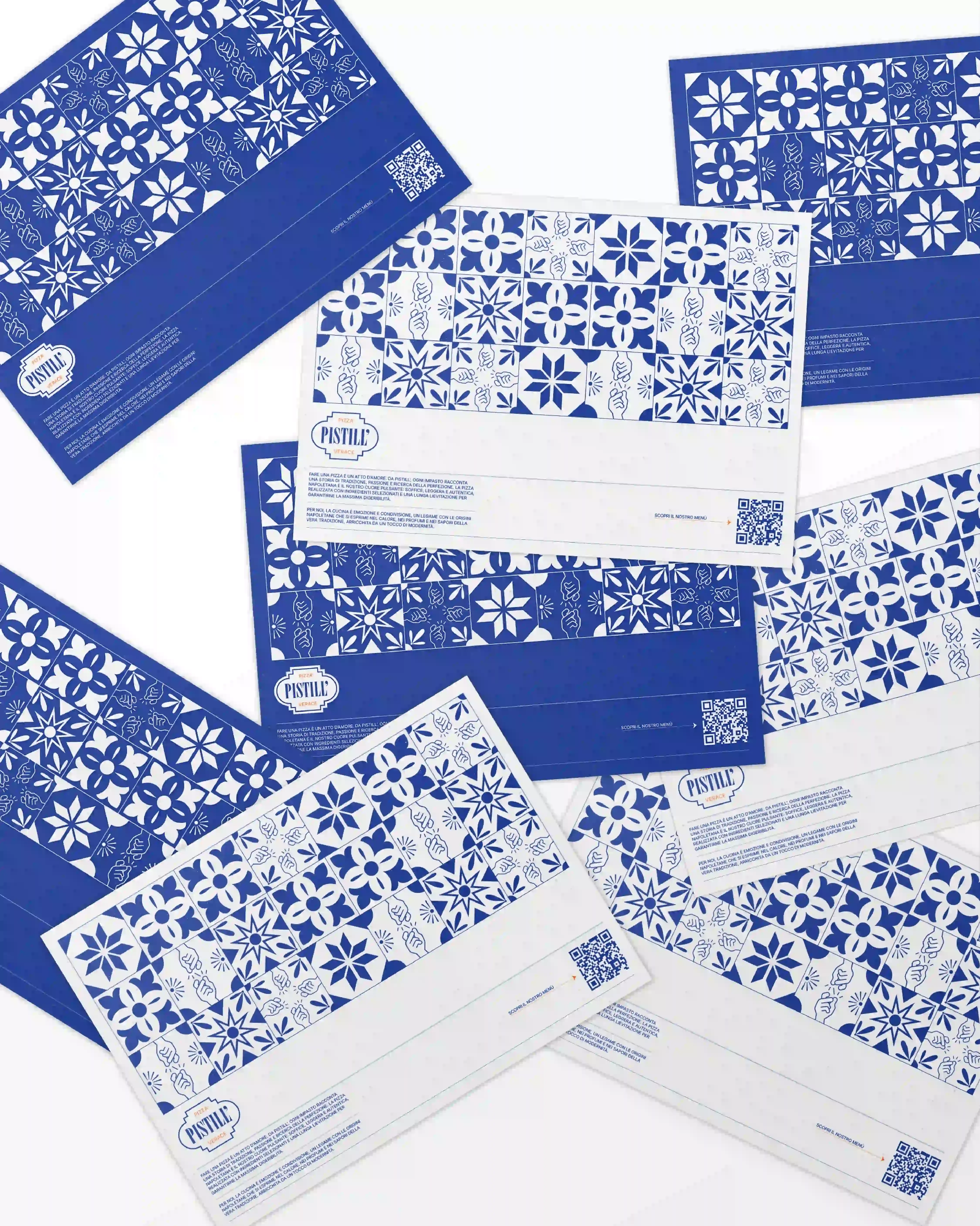 Tovagliette con pattern a maiolica, logo e QR code: la brand identity della pizzeria Pistill' a tavola