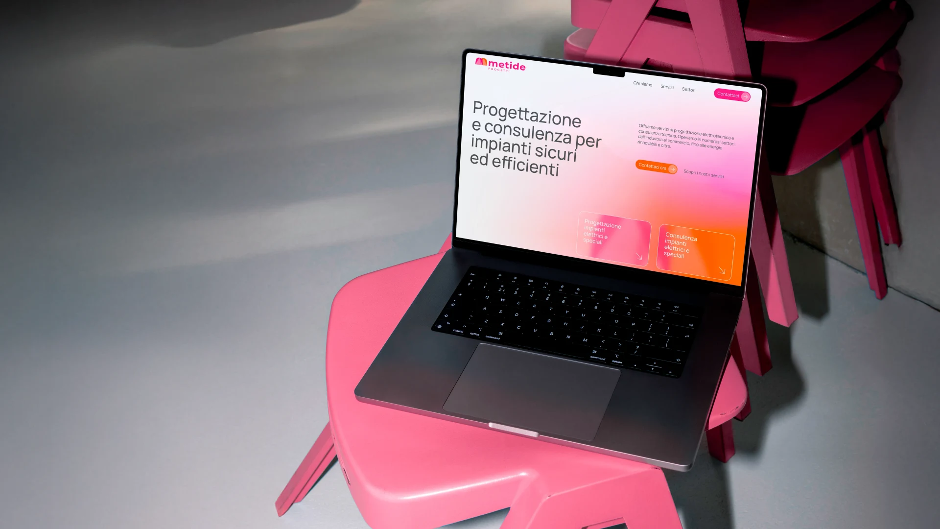 UI/UX design per app e piattaforme online visualizzato su MacBook con interfaccia ottimizzata